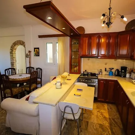 Charming Just Steps From Everything * Kyparissia