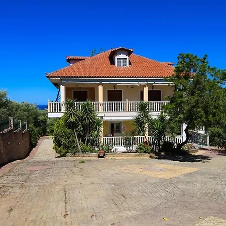 Charming Just Steps From Everything Kyparissia
